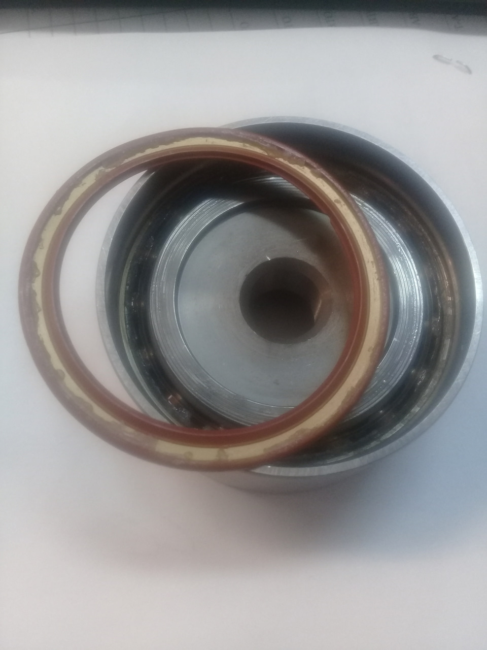 В отличии от NSK на пыльнике смазки почти нет — Lada Granta