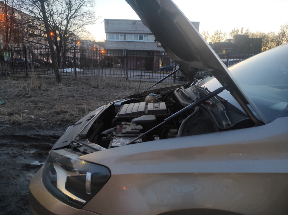 Упоры капота — Volkswagen Polo Sedan, 1,6 л, 2017 года | аксессуары ...