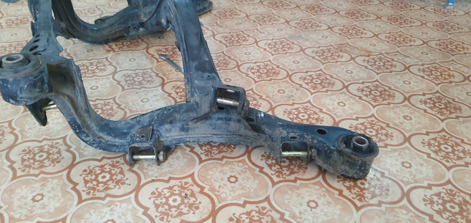 Зачистка подрамника от старой краски — Nissan Skyline (R34), 2 л, 2000 ...