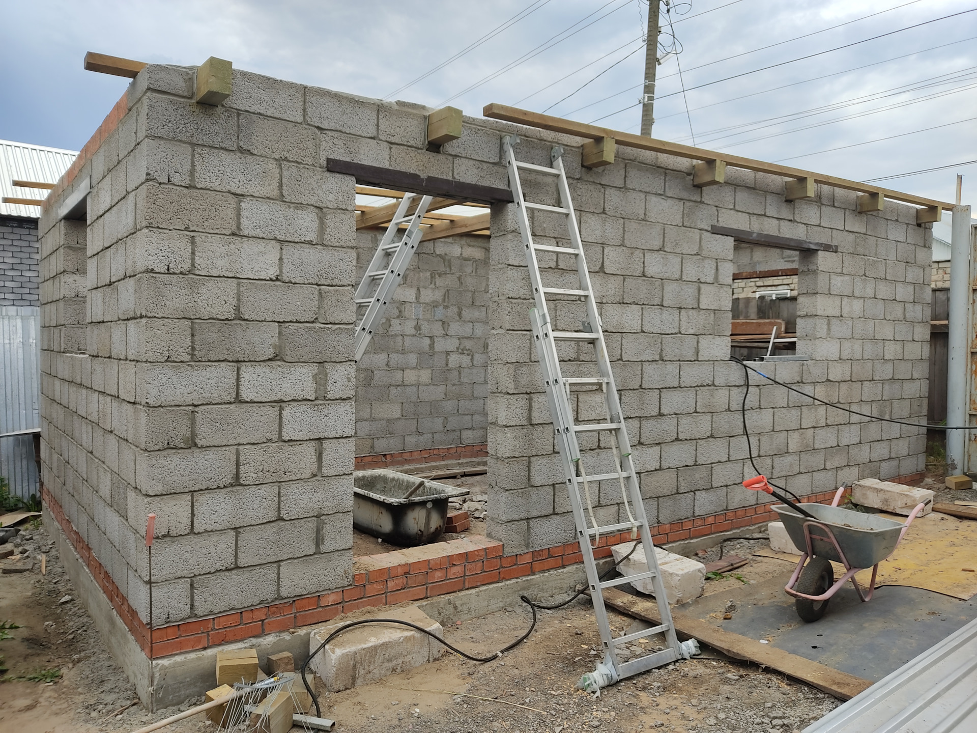 Гараж из кирпича