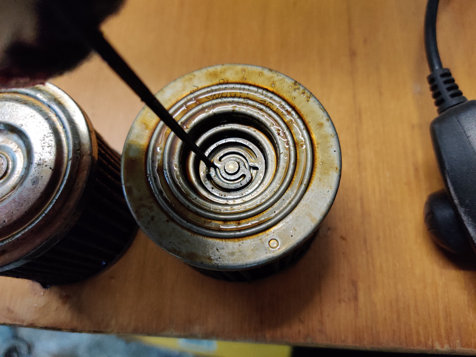 Тогда как перепускной клапан у немцев исполнен за счёт упругости металлической пластинки особой формы. За счёт этого клапан очень жёсткий и максимальное количество масла будет принудительно проходить через фильтрующий элемент, а не в обход его… — Daewoo Gentra