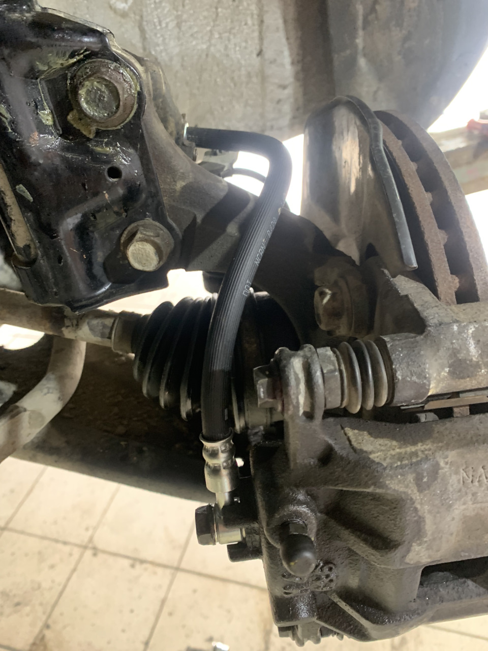 Лопнул тормозной шланг — Honda Fit (1G), 1,3 л, 2004 года | поломка ...