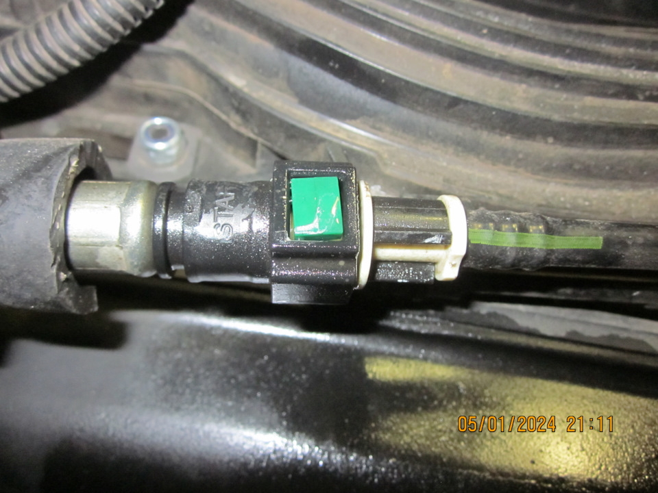 Многие думают, что течёт соединение разъёма с ответной трубкой топливной рампы, … — Lada Vesta SW (1G)