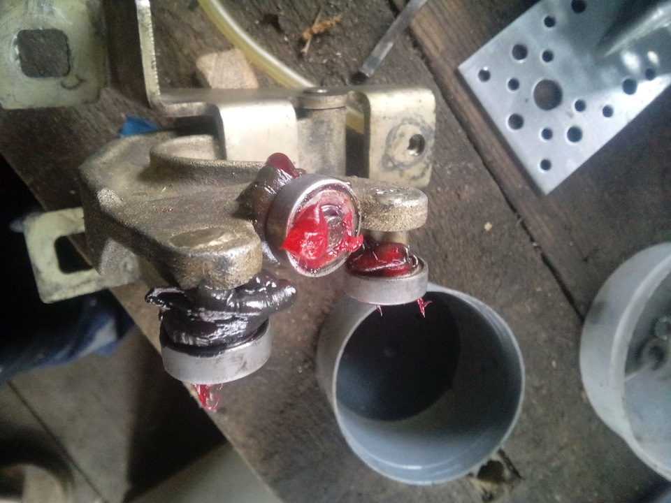 Один был почти пустой, в двух других была черная жижа( какая жижа, черная или красная, лучше, время покажет) — Lada 2120 Надежда