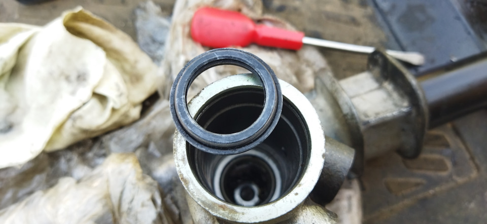 Ставим все на место. Я забивал длинной головкой, сальник упрется в ступеньку. — Opel Astra F