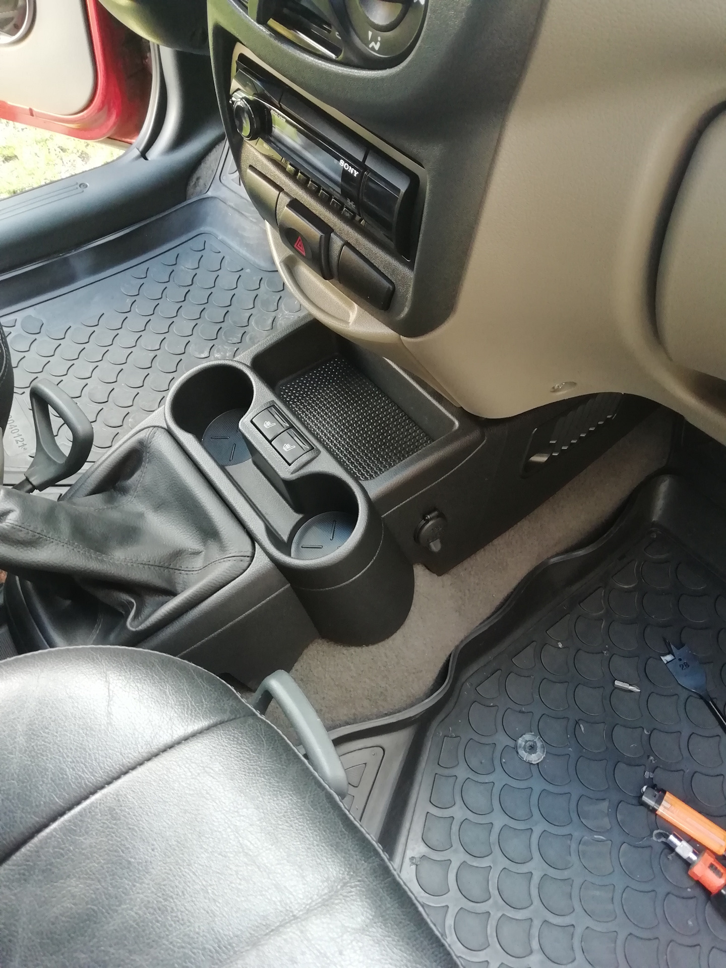 Прикуриватель в гранта тоннель — LADA Калина седан, 1,4 л., 2008 года ...