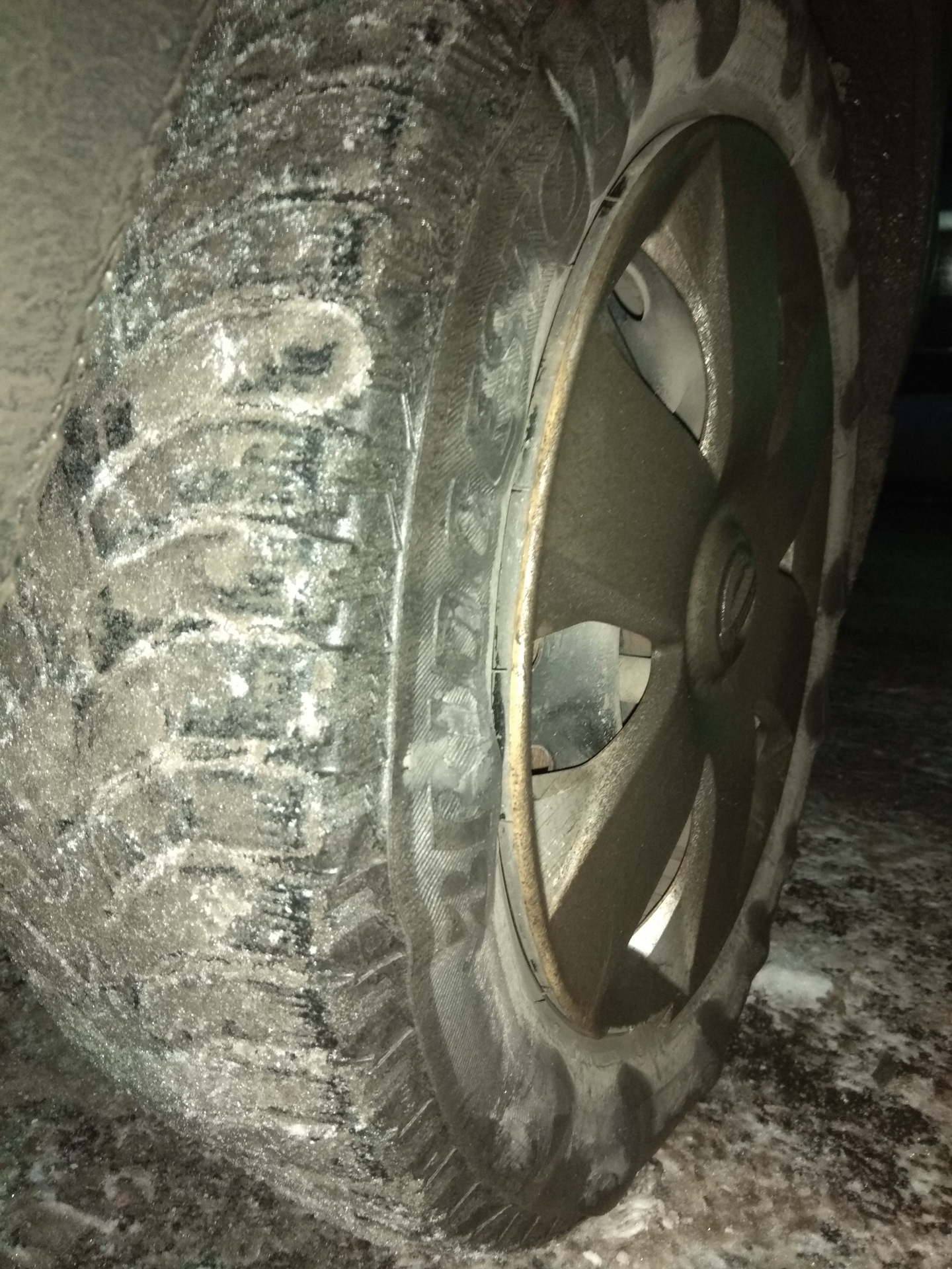 Убило колесом. Спущенное колесо мерседес спринтер. Убило колесом. Убило колесом. Убило колесом.