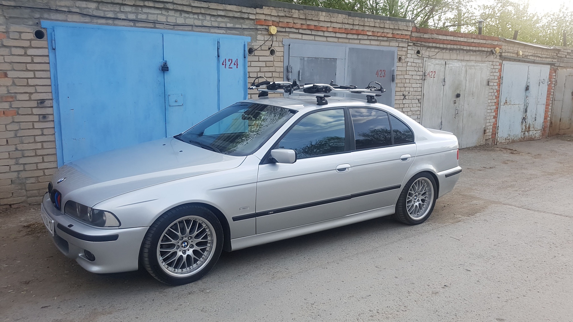Крыша е39. Багажник на крышу BMW e39. Багажник на крышу BMW e39 Thule. Е39 с багажником на крыше. Багажник на крышу БМВ е39 седан.