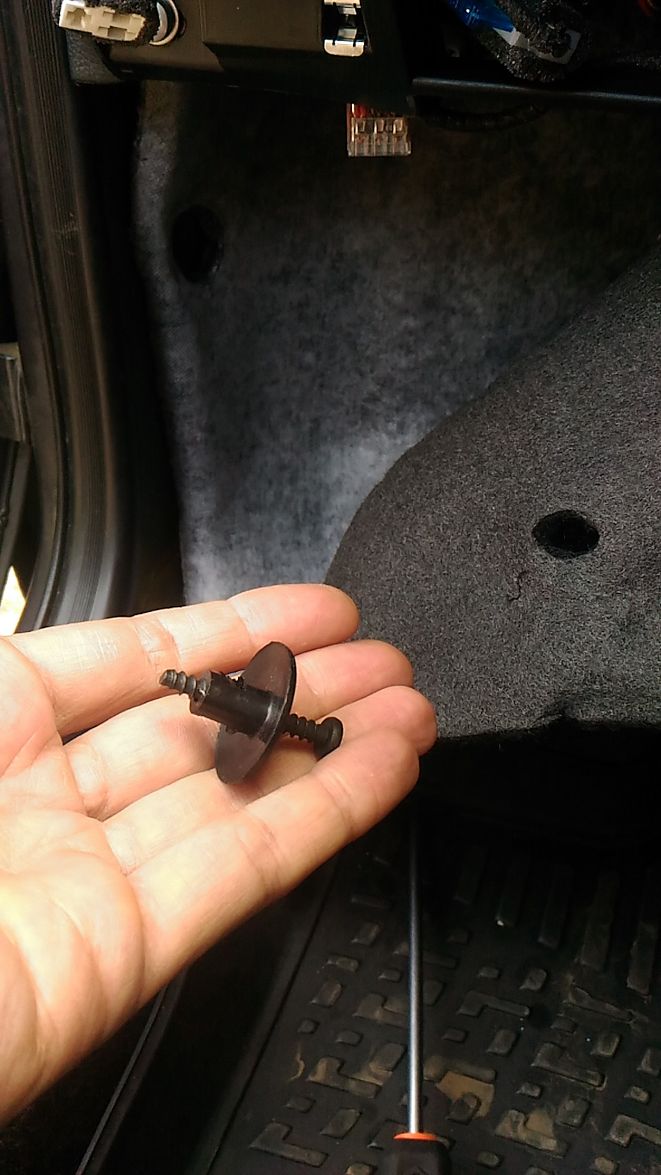 К поворотам подключался не у порога а ближе к моторному щиту. — Lada Granta