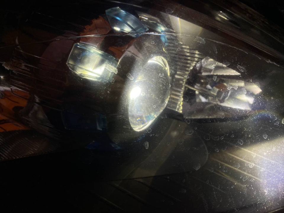 И вот тут… Кажется, что линза через чур глубоко утоплена, думаю, позже отрегулирую и немного линзу вперед выдвину. Свет должен будет поменяться в лучшую сторону, мне кажется, станет шире. — Ford Mondeo IV