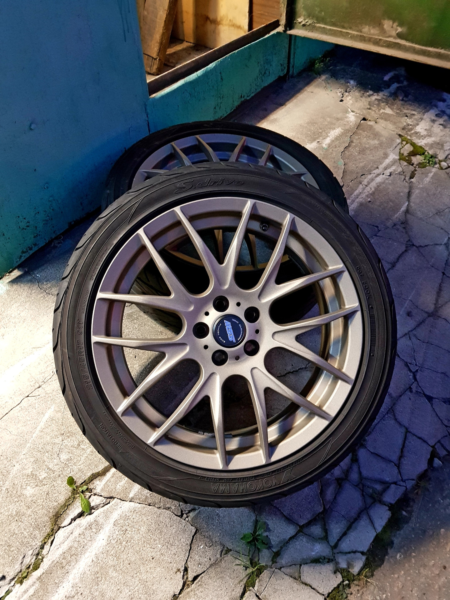 Низкопрофильные шины r15. Низкопрофильная резина r14. Низкопрофильная резина r15 на гранта лифтбек. Низкопрофильная резина 16 радиус. Колеса r17 низкопрофильные.