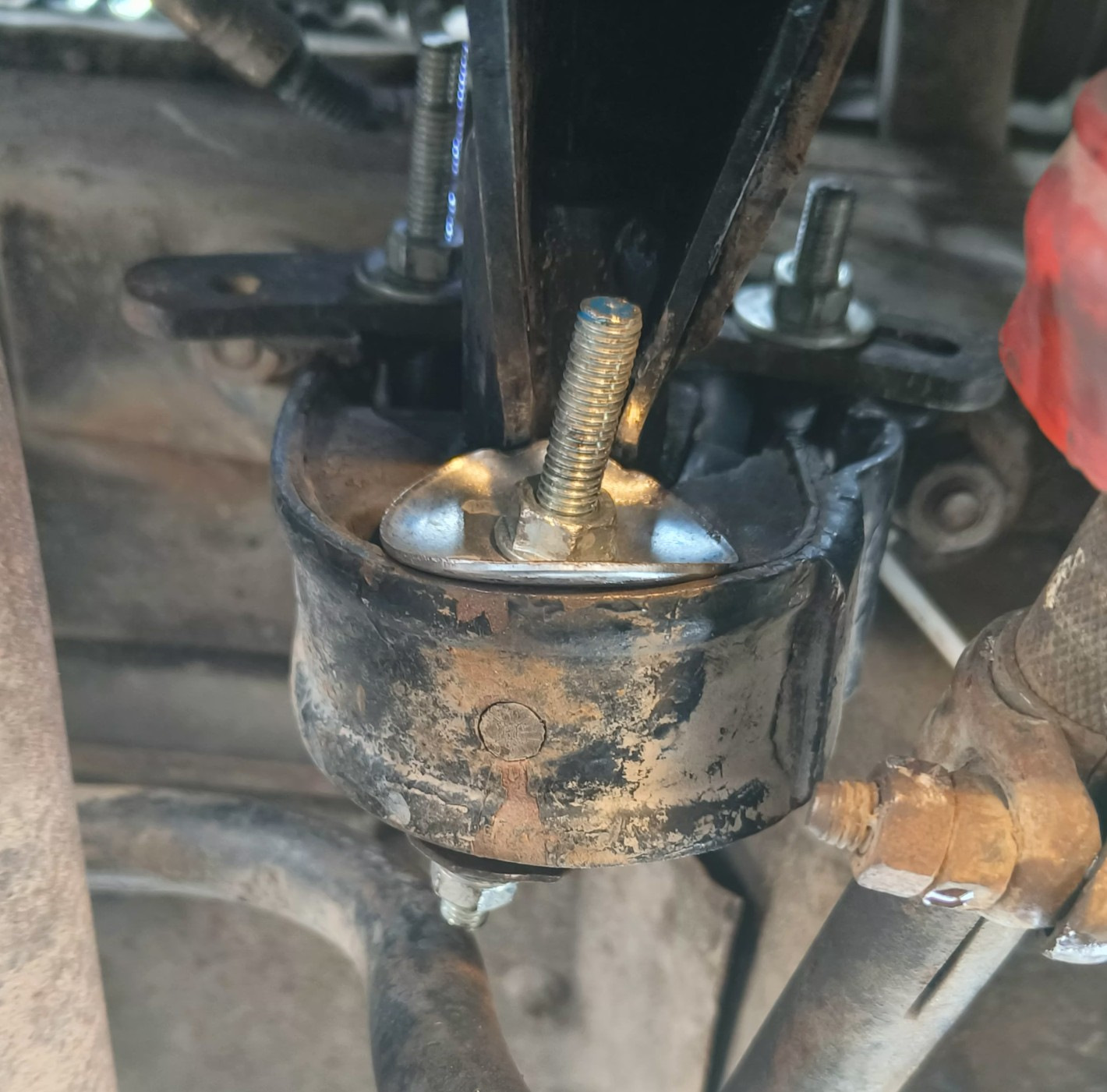 Подушки сзади кпп 💩 — Lada Калина Универсал (1G), 1,6 л, 2010 года ...