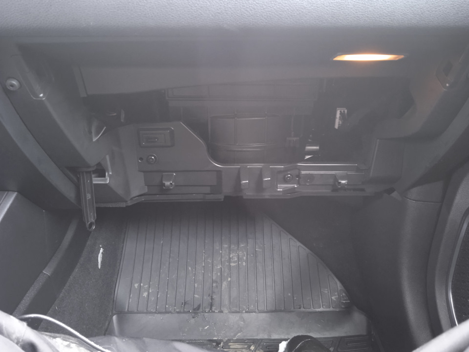 Сначала снимаю бардачёк — Geely Coolray (1G)
