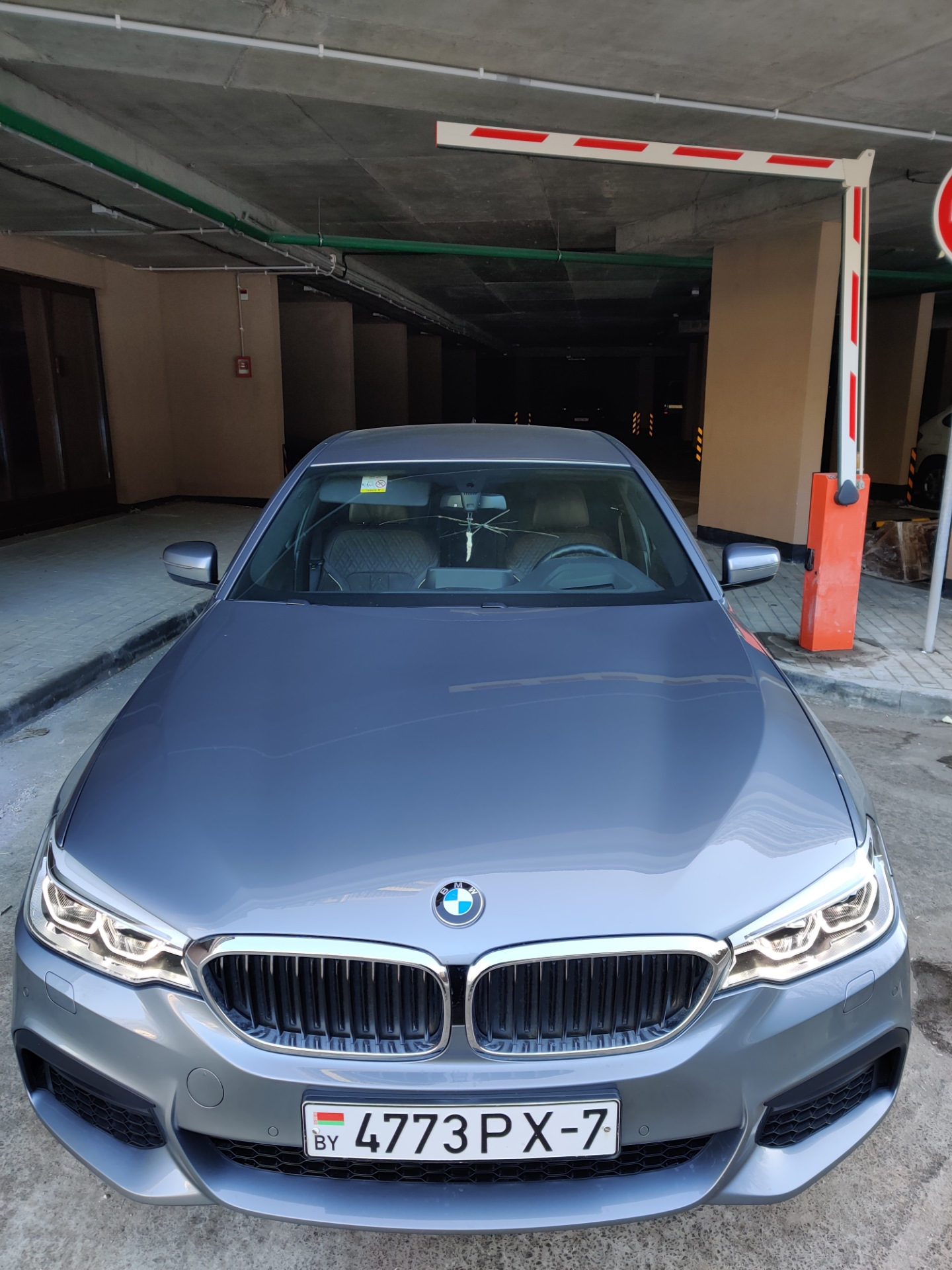 Прилетел с фуры кусок льда, привет лобовое стекло — BMW 5 series (G30 ...