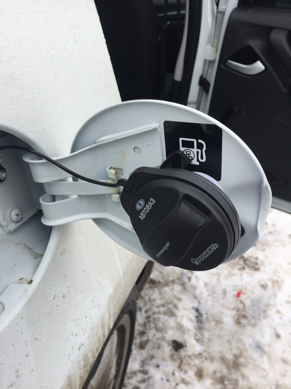 Крышка бензобака гранта. Как открыть бензобак на гранте. Как открыть бензобак на гранте. Крышка бензобака 2190. Как открыть бензобак на гранте.