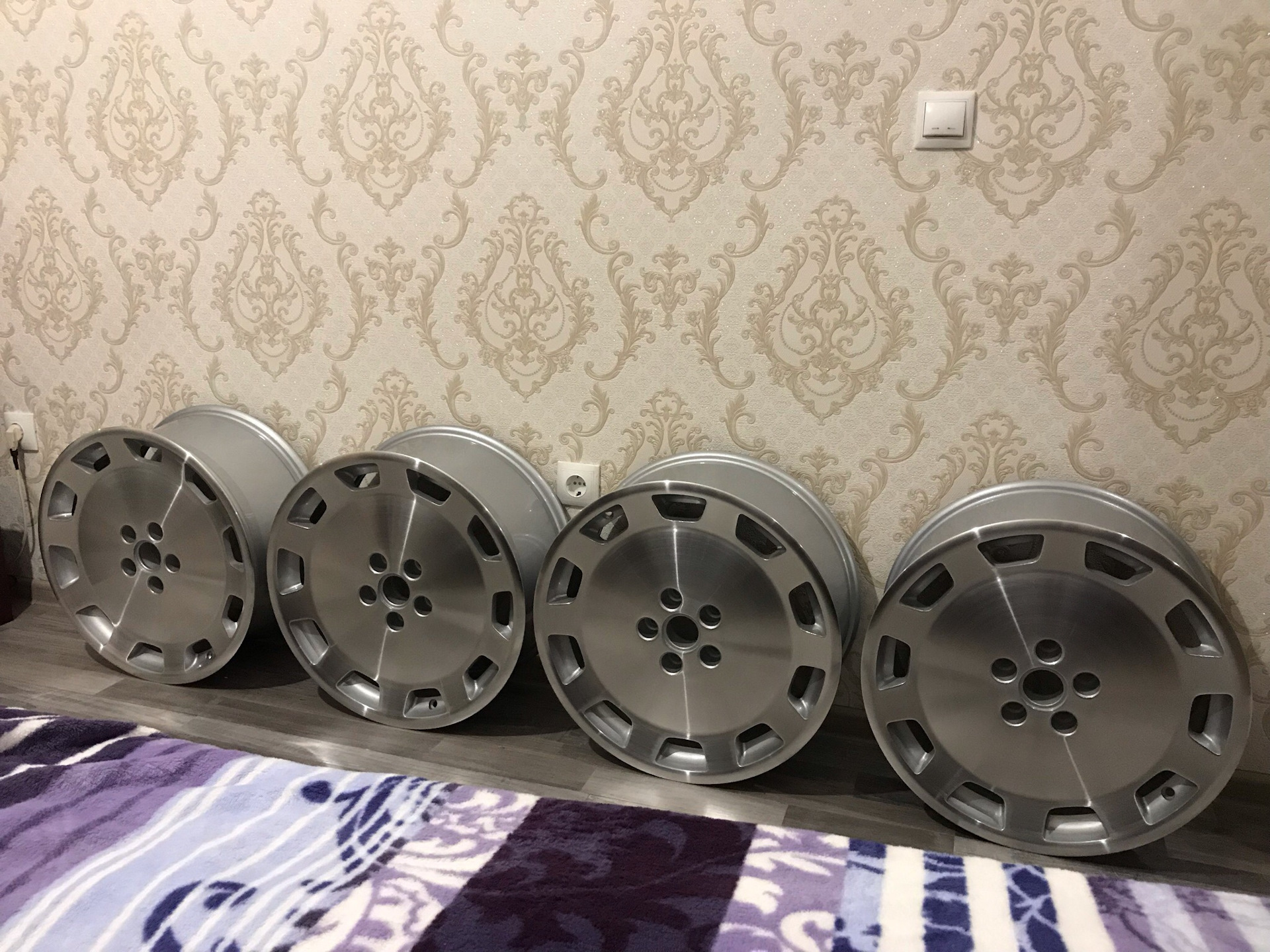 Моноблоки ауди. Audi Monoblock r18. Audi a8 w12 Monoblock. W12 a8 Monoblock 18 диски. Audi Monoblock w12.