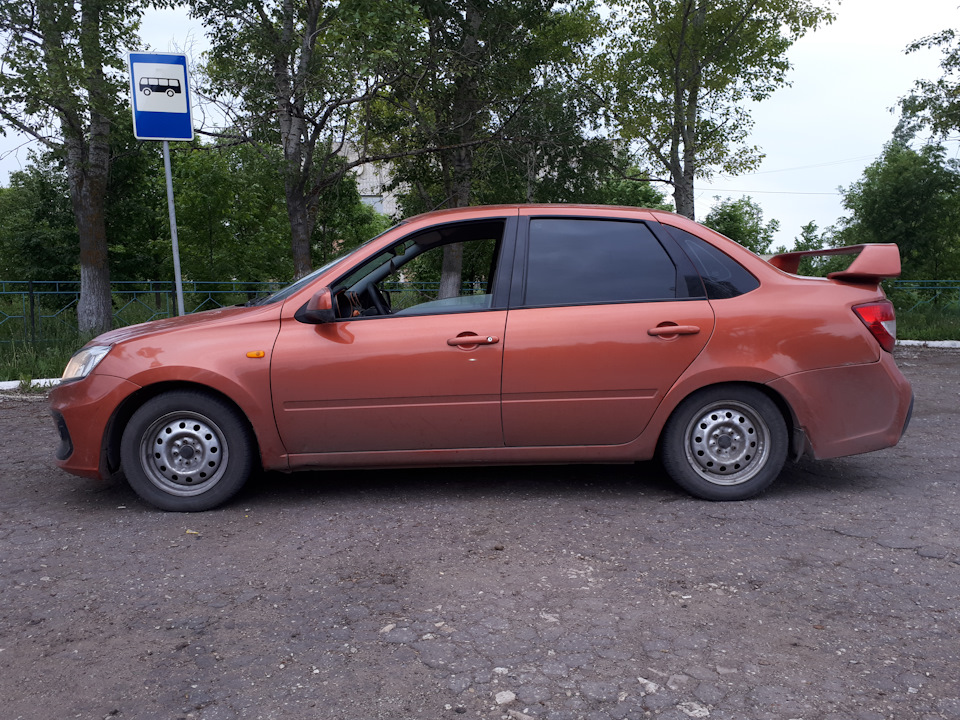 Ну и кому интерессно было как лежит на данный момент машина на стойках Demfi Premium -50 и пружинах eibach -50. На неделе наверно накину назад 17е слики свои. — Lada Гранта (1G)