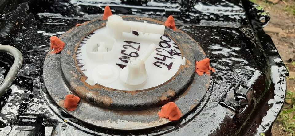 Шпильки залепил пластилином, старый дедовский способ, думаю теперь им точно ничего не страшно)) Теперь все болты залепляю пластилином)) — Mitsubishi Lancer IX