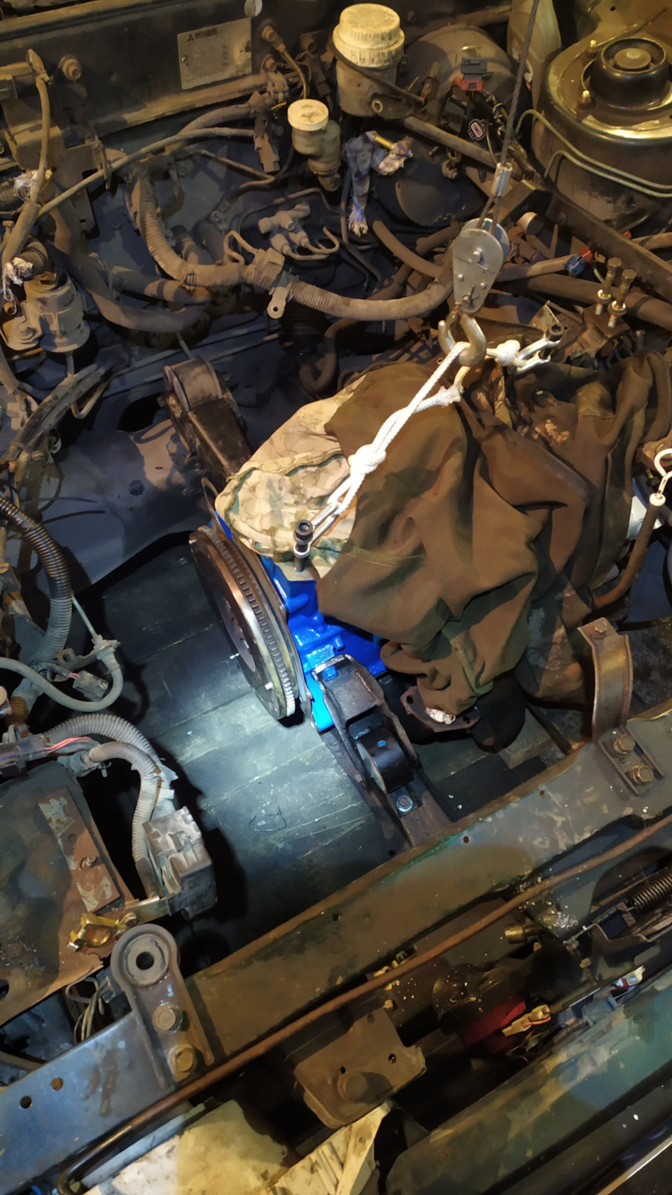 Закатив машину в гараж сняв капот для более удобной работы мы начали с батей крепить лебедку для того что бы сердце этой машины заняло свое законное место. Поставили блок на место, на две подушки и на домкрат)) — Mitsubishi Galant (6G)