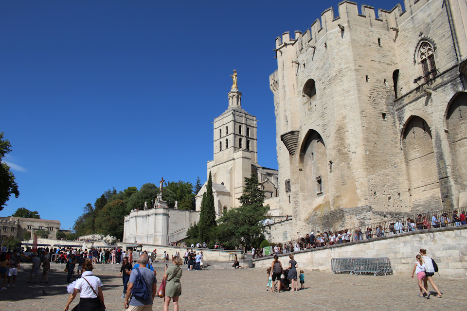Взяли по мороженому и пошли вокруг Дворца против часовой стрелки. Кстати, с колясками рекомендую подниматься в парк Папского Дворца, расположенного наверху, именно с этой стороны, что на фото. Ну у меня же сил немеряно, поэтому коляску с малым я поднимал по лестнице с противоположной стороны. — Audi A4 (B9)