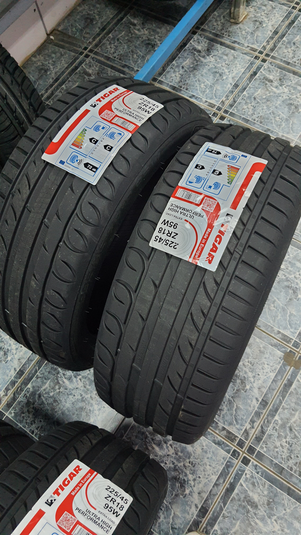 Фото в бортжурнале Alfa Romeo 159. Запчасти на фото: Riken Ultra High Performance 225/45R18