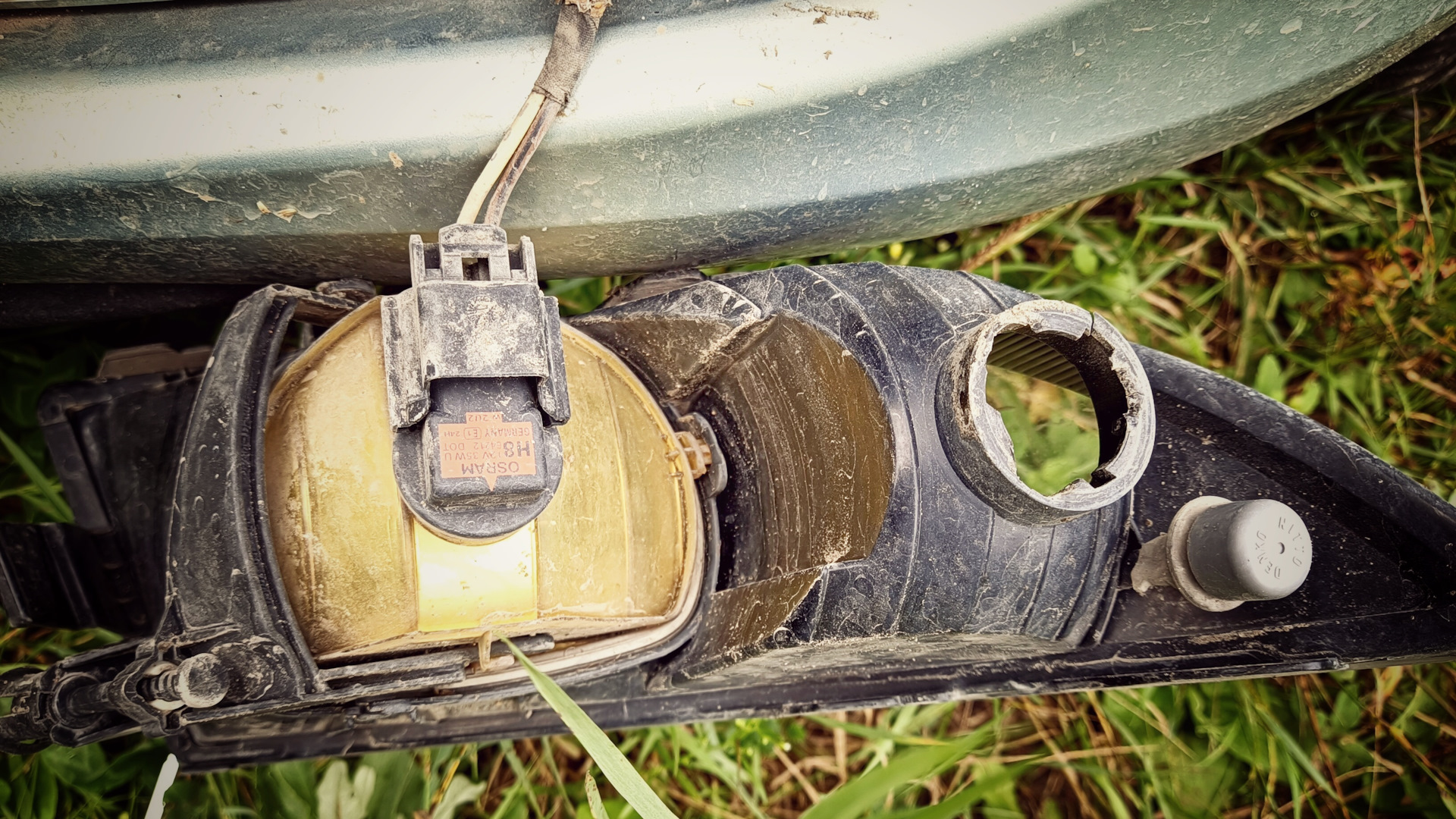 Замена дневных ходовых лампочек — Skoda Fabia Combi Mk2, 1,4 л, 2013 ...