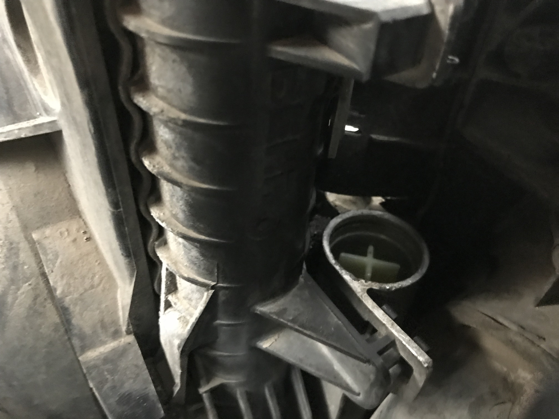 Замена осушителя кондиционера (видео инструкция) — Volkswagen Touareg ...