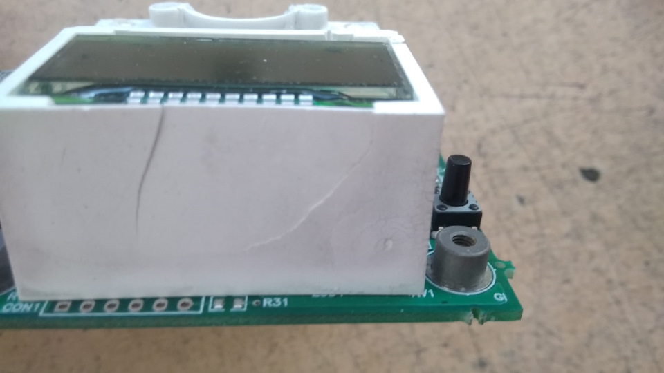Дэу нексия разбор панели приборов. i2AAAgF0PeA 960. Дэу нексия разбор панели приборов фото. Дэу нексия разбор панели приборов-i2AAAgF0PeA 960. картинка Дэу нексия разбор панели приборов. картинка i2AAAgF0PeA 960. Начну издалека. Давным давно, а именно весной 2017, поставил гбо, и чтоб знать, когда примерно заправляться, приходилось запоминать показания одометра во время каждой заправки, так как суточный счётчик у меня не работал с самой покупки машины. Это дело мне неочень нравилось, но решать этот вопрос я не спешил, так как начал заглядываться на приборку от н150.И вот осенью этого же 2017 года у меня закисает трос спидометра и ломает мне датчик скорости пополам. Ну, думаю, вот оно как всё удачно сложилось. Обзваниваю разборки, покупаю за 2 косаря приборку, счистливый приезжаю домой, осматриваю её и грущу. Места крепления лампочек подсветки все в сеточку, кое-где даже пообломаны. Попытался подколхозить при помощи старой банковской карты — как-то получилось, но всё равно неочень.В итоге поставил, всё работает, кроме одной стороны контрольных ламп (какой не помню уже, но вроде, как раз там, где чек энжин) из-за того, что один из жгутов не защёлкивается до конца. Так проездил пару месяцев, и вот зимой, в один из скучных рабочих дней, решил, что всё, хватит это терпеть. Всё разобрал, хотел починить, но чинить особо и нечего — всё в трещинах.И вот тут мне на помощь приходит моя старая приборка.Никаких фотографий я тогда не делал, поэтому вкратце: из основания вырезаем к хренам середину, куда втыкается трос спидометра, столбики, через которые прикручиваются приборы срезаем и при помощи соды-суперклея переставляем в нужные места. Недостающие отверстия просверливаем.