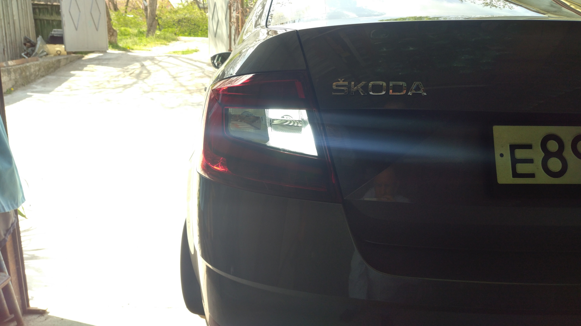 Шкода рапид фонари сзади. Задний ход шкода рапид. Задний ход шкода рапид. Шкода рапид 1g сзади. Задний ход skoda rapid 2016.