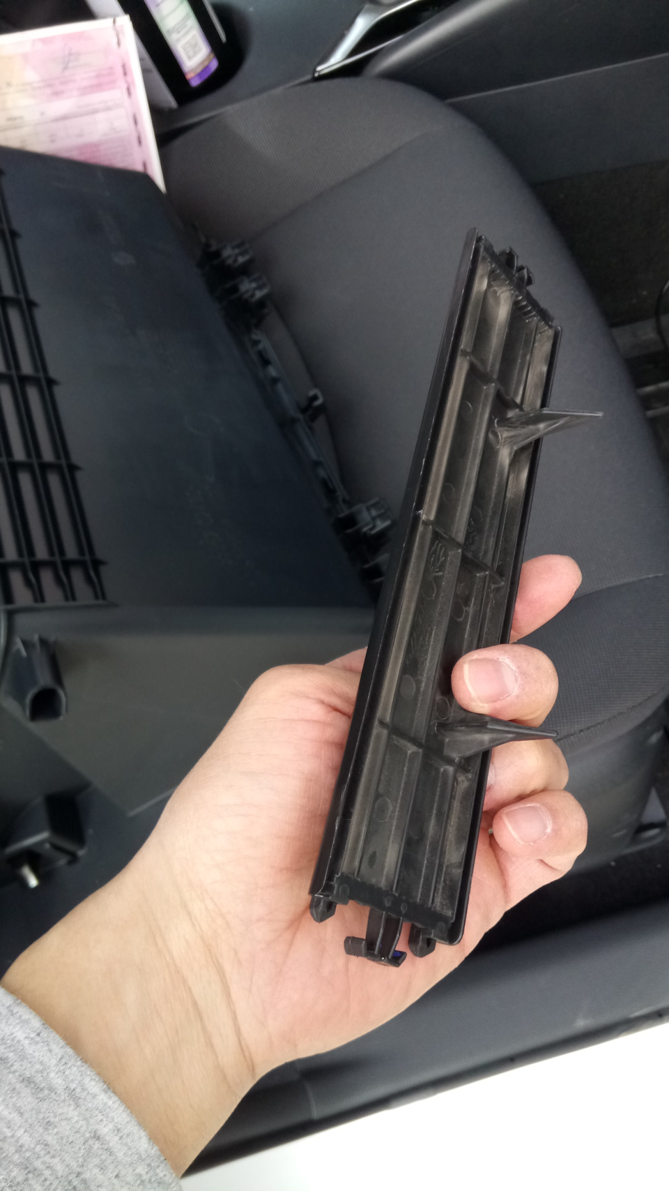 Отвалилась крышка салонного фильтра — Toyota Corolla (E210), 1,6 л ...