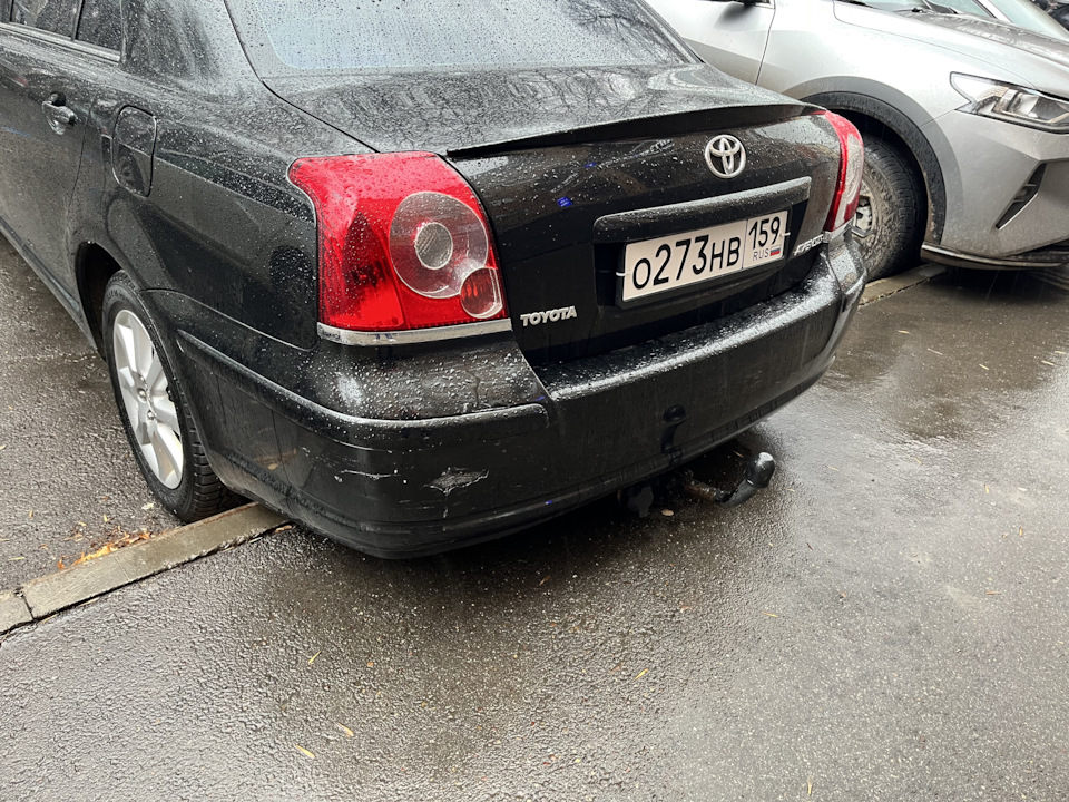 ДО. Поломанный бампер. Ржавый фаркоп. — Toyota Avensis II