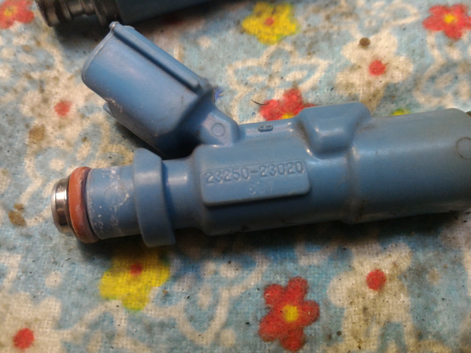 номер — Toyota Corona Premio (T210). Запчасти на фото: 2325023020