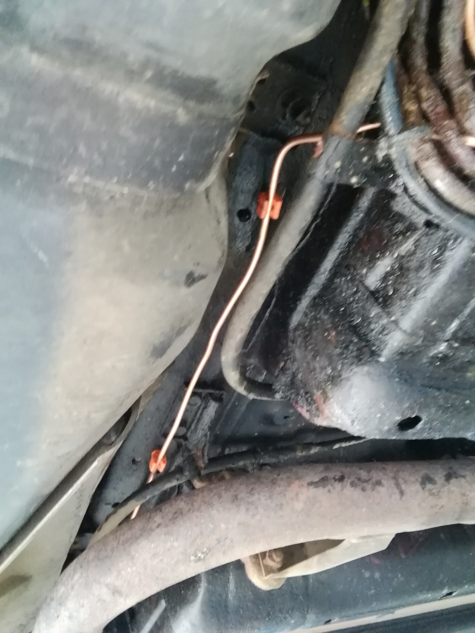 Задние тормозные трубки — Mitsubishi Galant (8G), 2,4 л, 2001 года ...