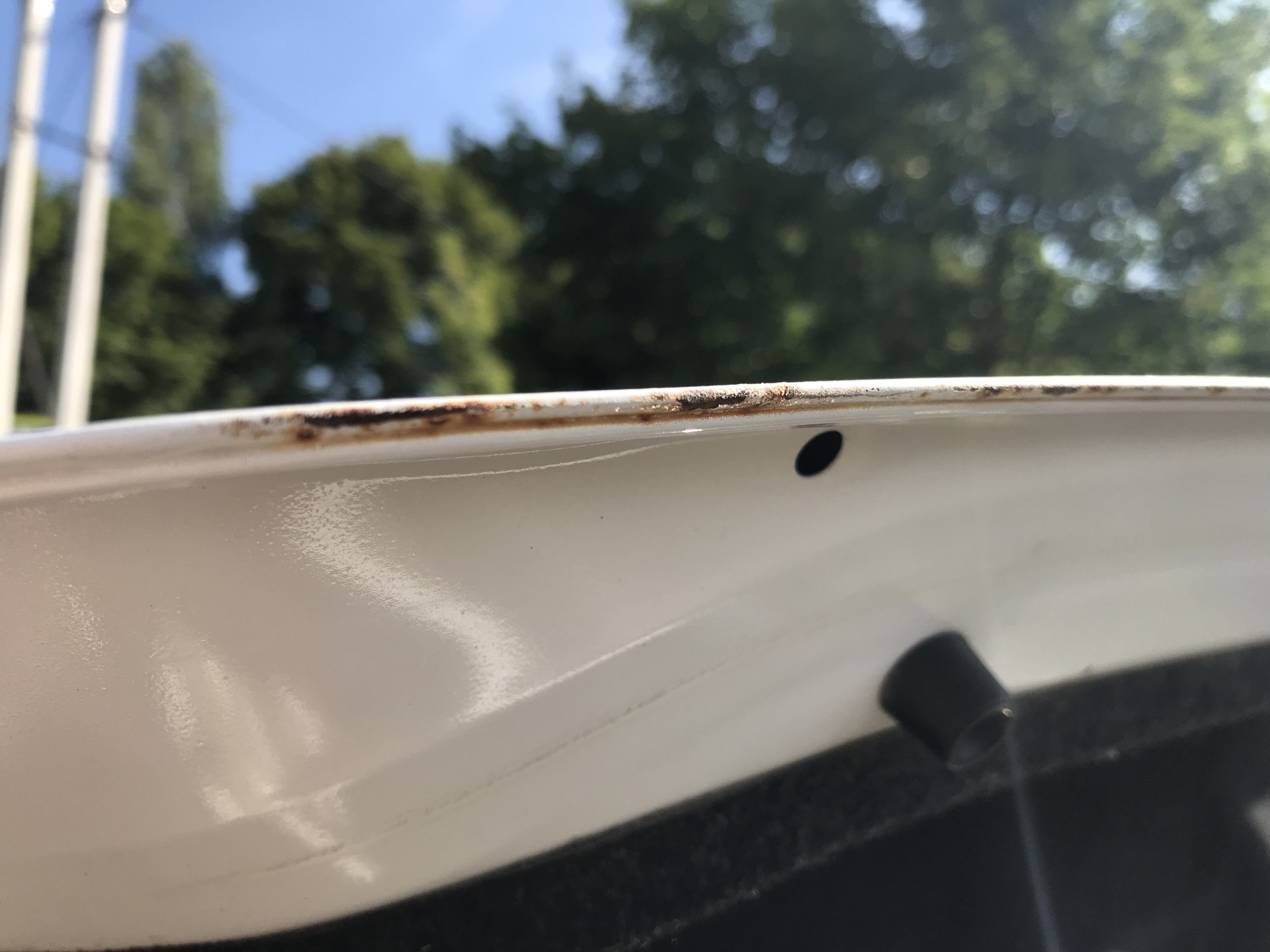 вставка в багажник largus. хромированная накладка на кромку капота hyundai ix35. ржавеют кромки дверей. кромка багажника. кромка багажника.