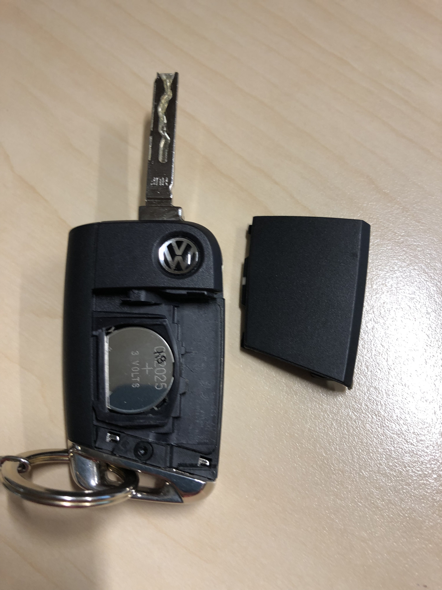 На какую кнопку закрыть машину. Как открыть фольксваген тигуан ключом. Батарейка для ключа фольксваген тигуан. Батарейка в ключ тигуан 2020. Ключ от volkswagen taos.