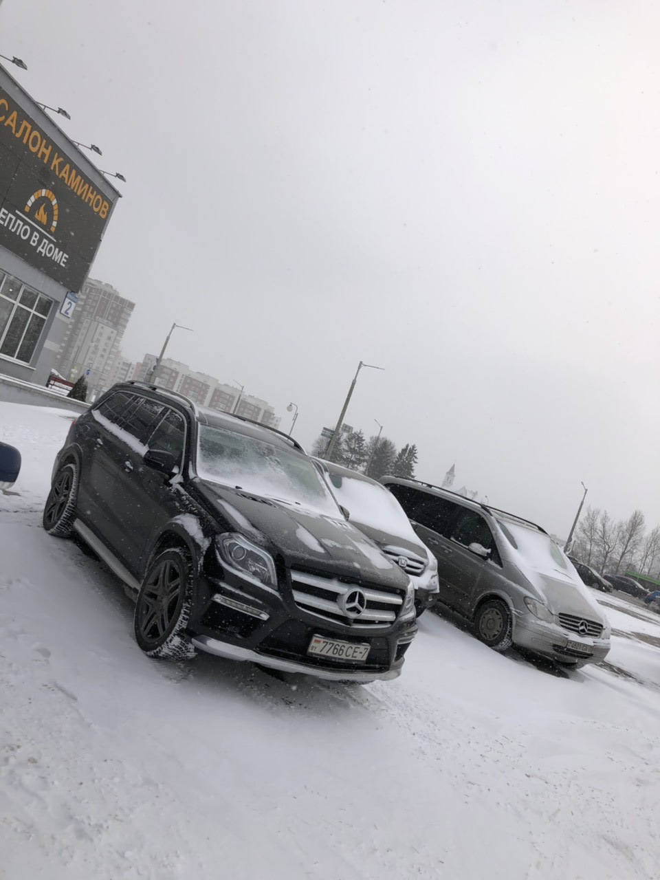 Дром зима. Мерседес gl 500 черный на снегу. Mercedes gl 2022 зима. Мерседес gl 500 166 зимой под снегом. Мерседес Бенц gl зима тонер.