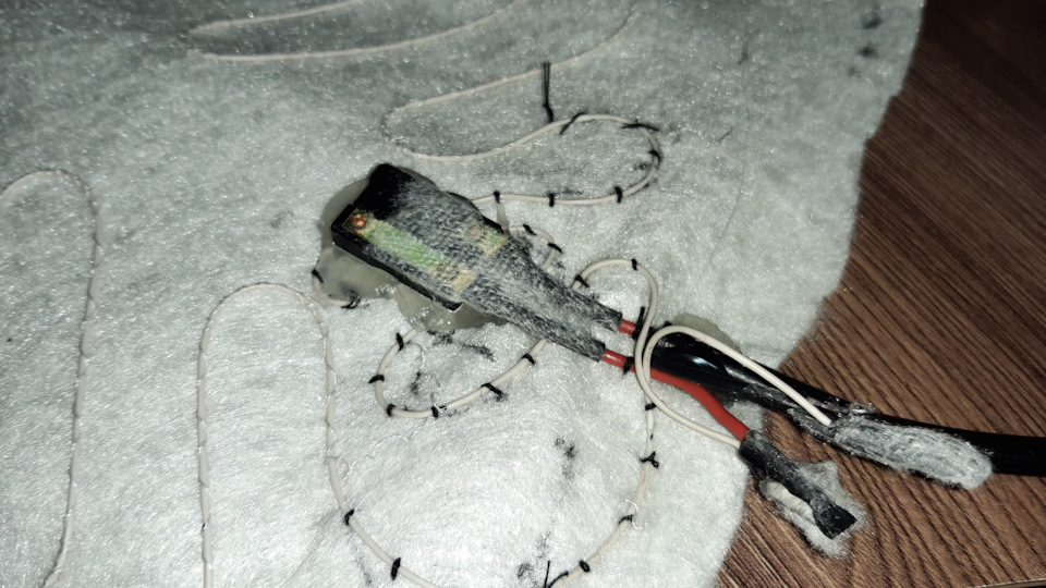 Пришил термоэлемент на новое место, стяжку делал где то через 1см., держится хорошо. Приклеил на термоклей термореле. — Lada Vesta SW (1G)