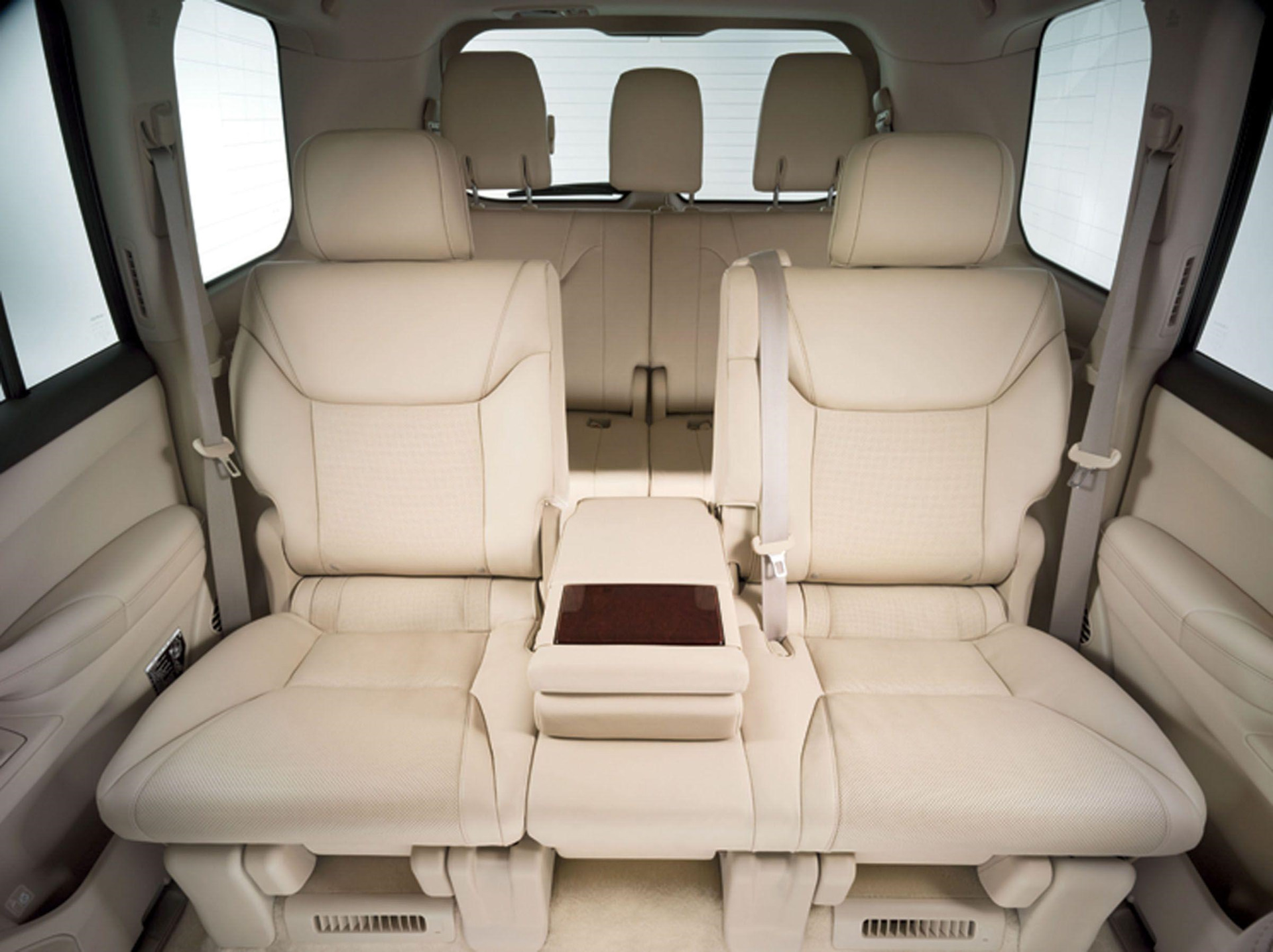 570 driver. Лексус 570 7 местный. Lexus LX 570 салон сзади. Lexus LX 570 7 местный. Лексус LX 570 8 местный.