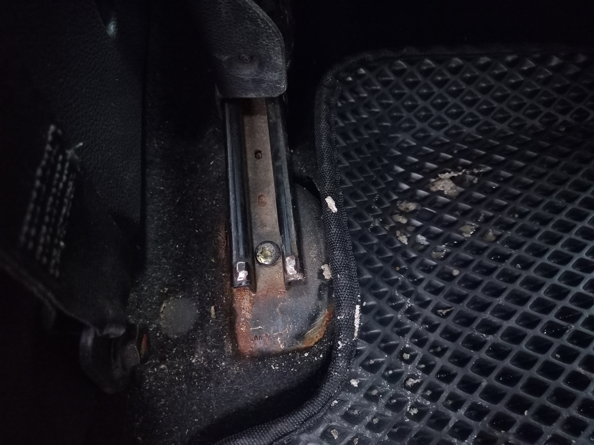 Рено логан 2 салазки сидений. Крепление сидений рено клио 2 размер. Накладки на салазки передних сидений рено дастер. Накладки на сиденья на салазки renault sandero stepway 2. Салазки сиденья логан.