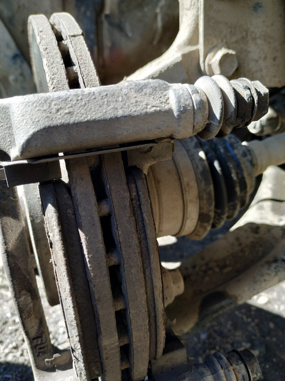 Устранение стука суппортов и замена колодок — Nissan Note (1G), 1,6 л ...