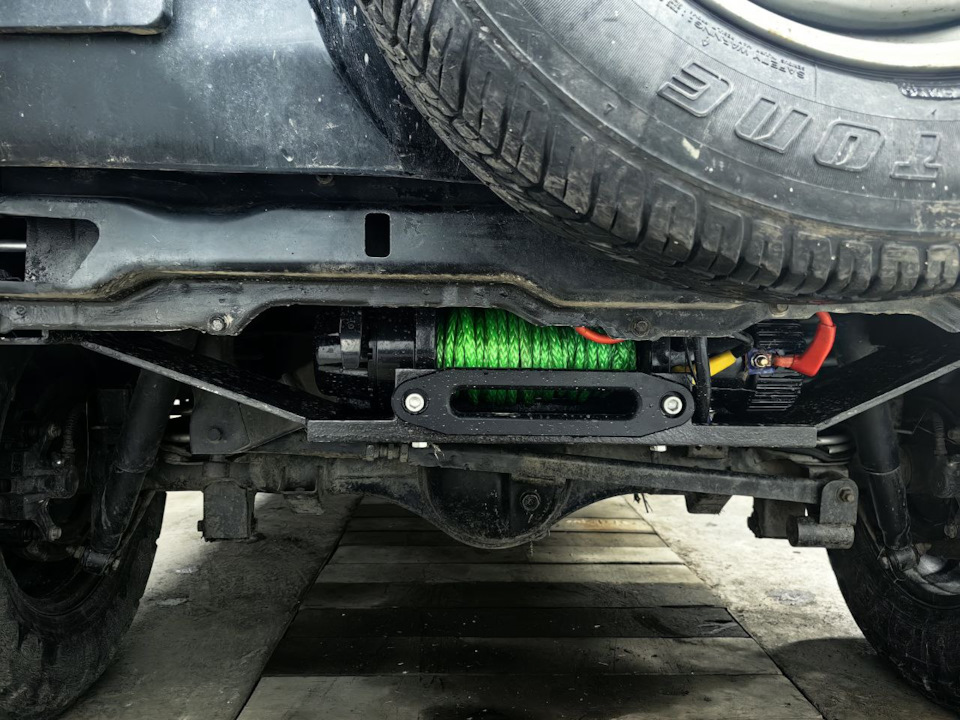 вид сзади — Mitsubishi Pajero iO