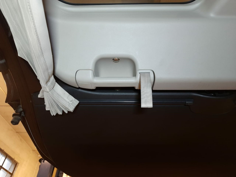 петля аварийного открытия багажника bmw. открывание багажника изнутри. Fj cruiser открытие багажника изнутри. рычаг открытия крышки багажника изнутри вольво. ручка открытия багажника изнутри шевроле круз.