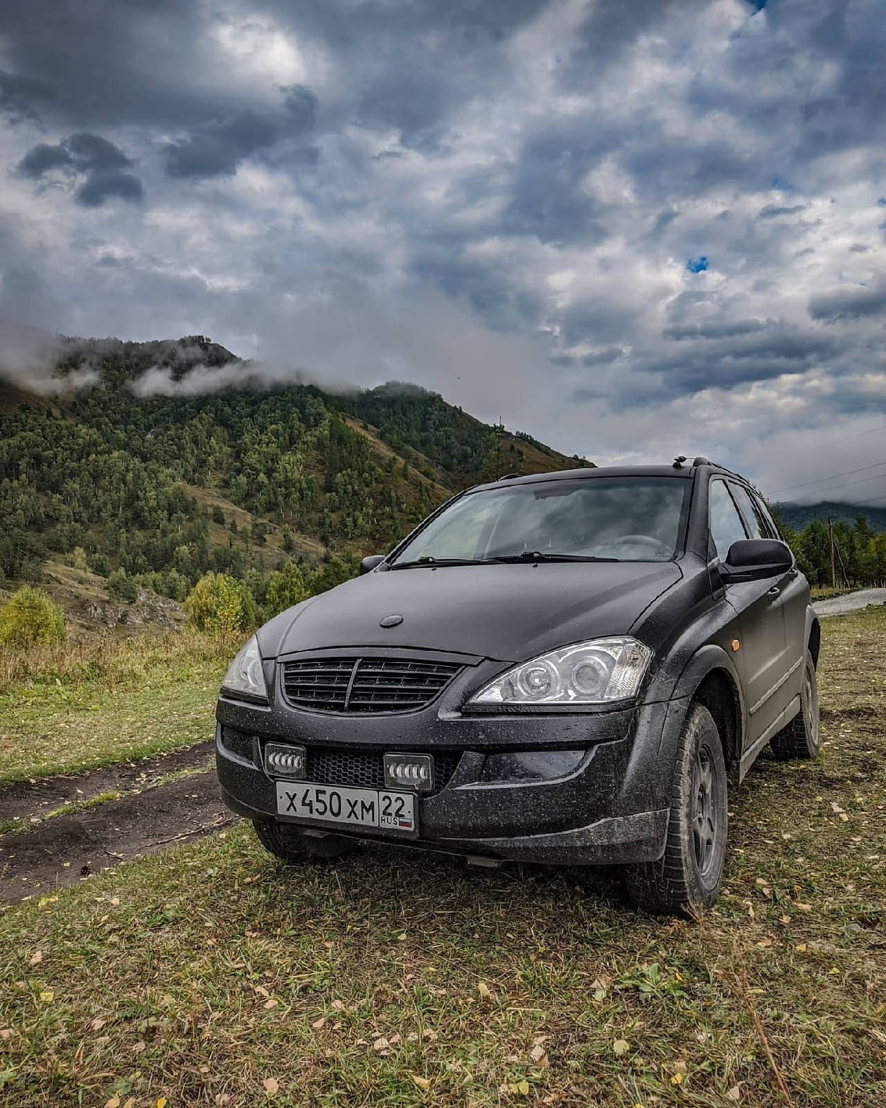 Абсолют авто ssangyong. Мерседес похожий на Кайрон. Крутой Кайрон. Машина Кайрон фото. Синий Кайрон.