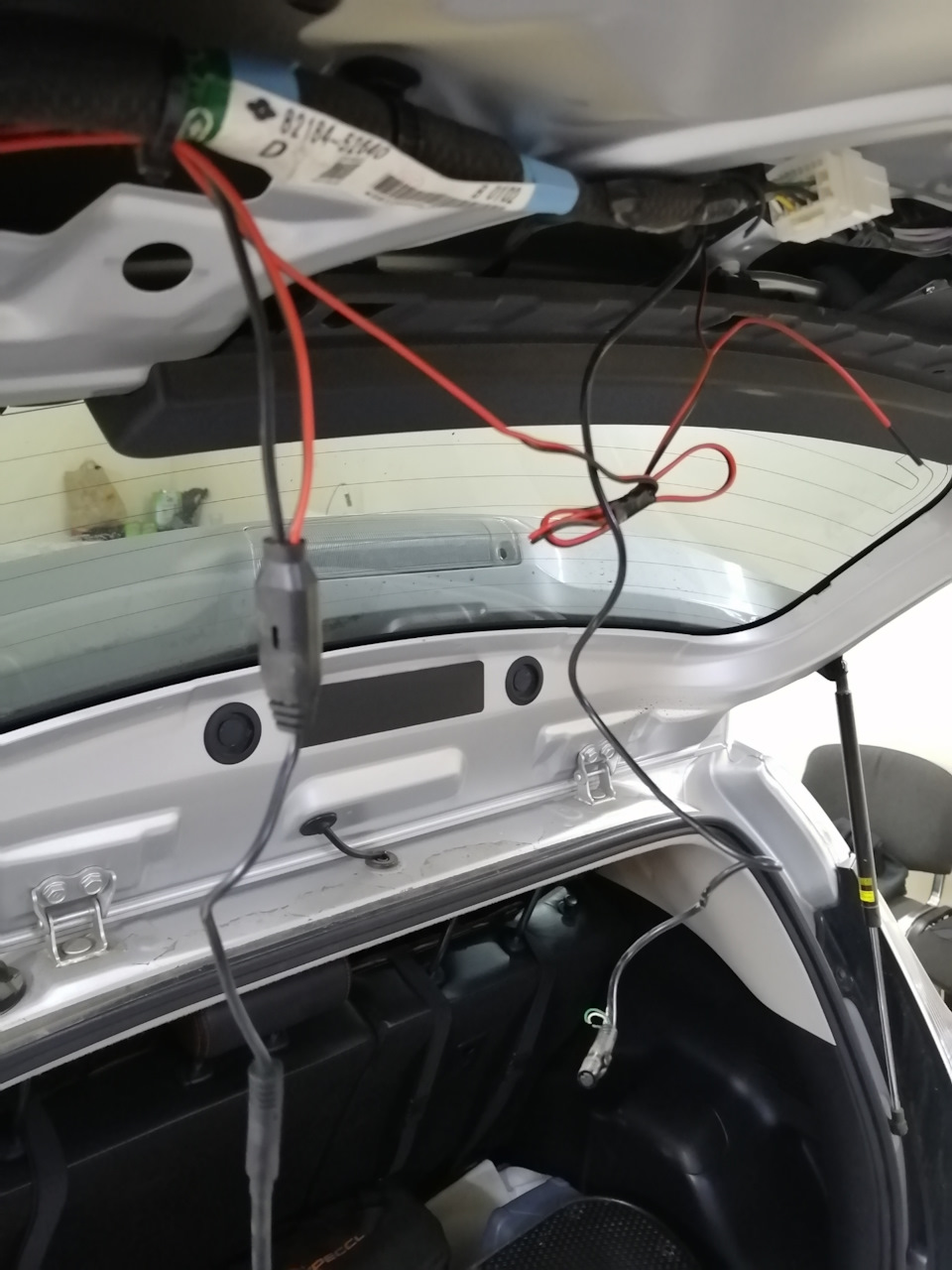 Установка камеры з/в SWAT VDC-002 — Toyota Aqua, 1,5 л, 2015 года ...