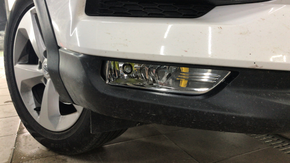 Замена противотуманок — Nissan Qashqai (2G), 2 л., 2019 года | поломка ...