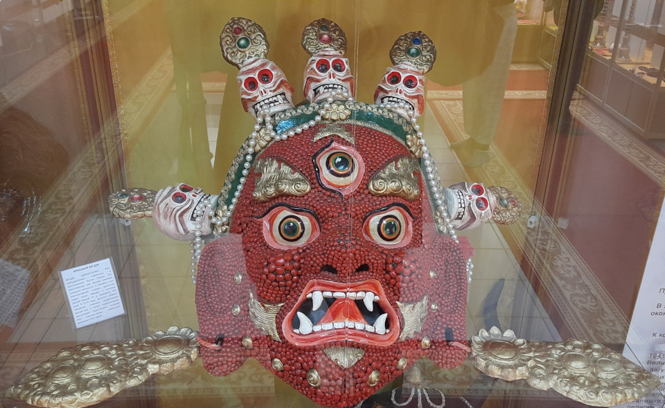 Красивое и одновременно страшное украшение. Обратите внимание на обилие черепов. — Jeep Cherokee (KL)