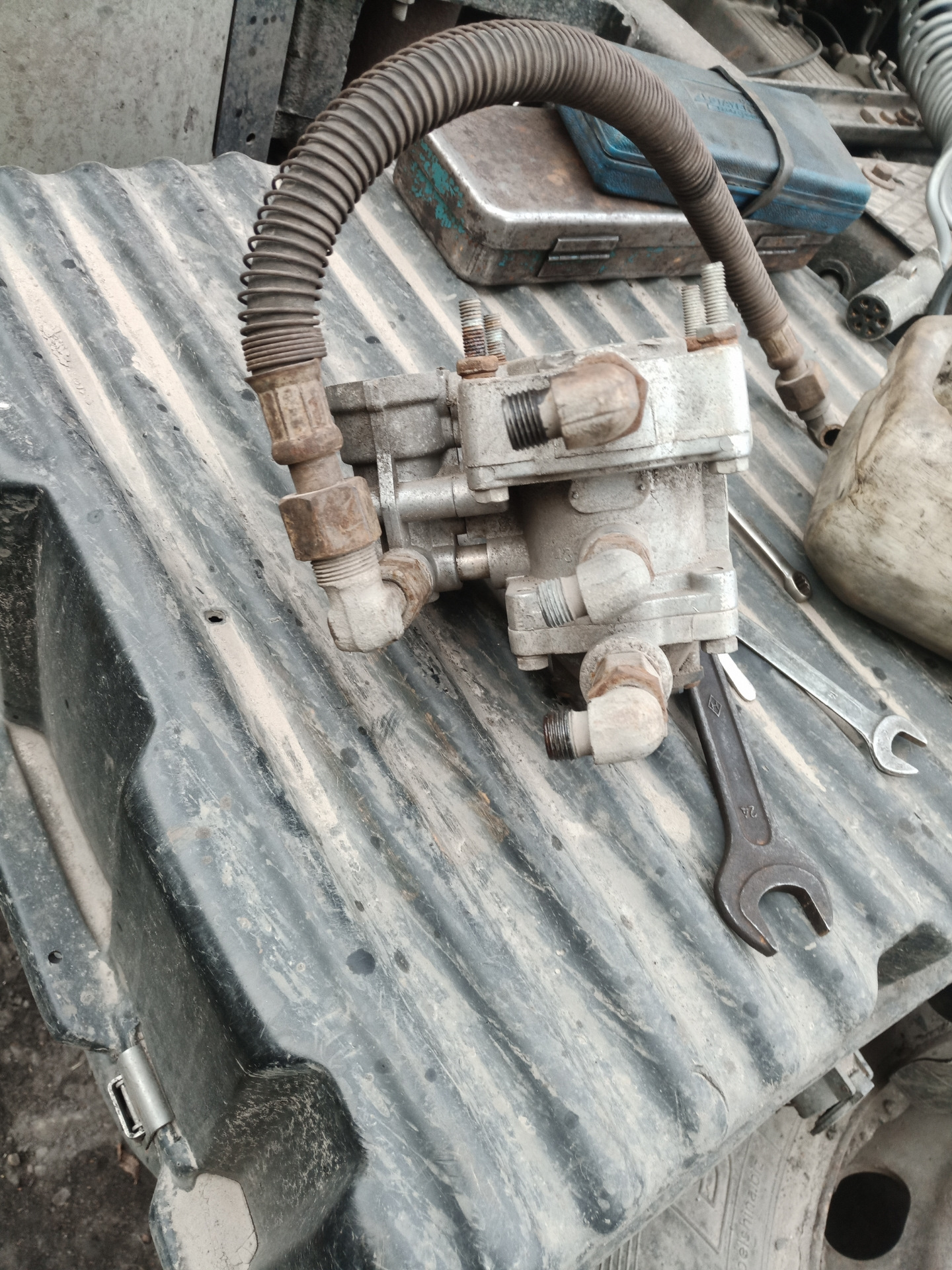 Шипит кран при постановке на ручник. Ускорительный кран ручника камаз. Кран управления ручником рено премиум. Кран ручника рено премиум 1999. Кран ручника рено премиум.