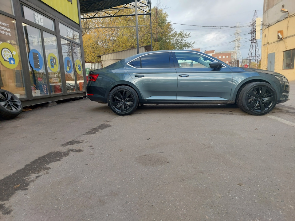 Примерил и забрал чёрные диски — Skoda Superb Mk3, 2 л, 2019 года ...
