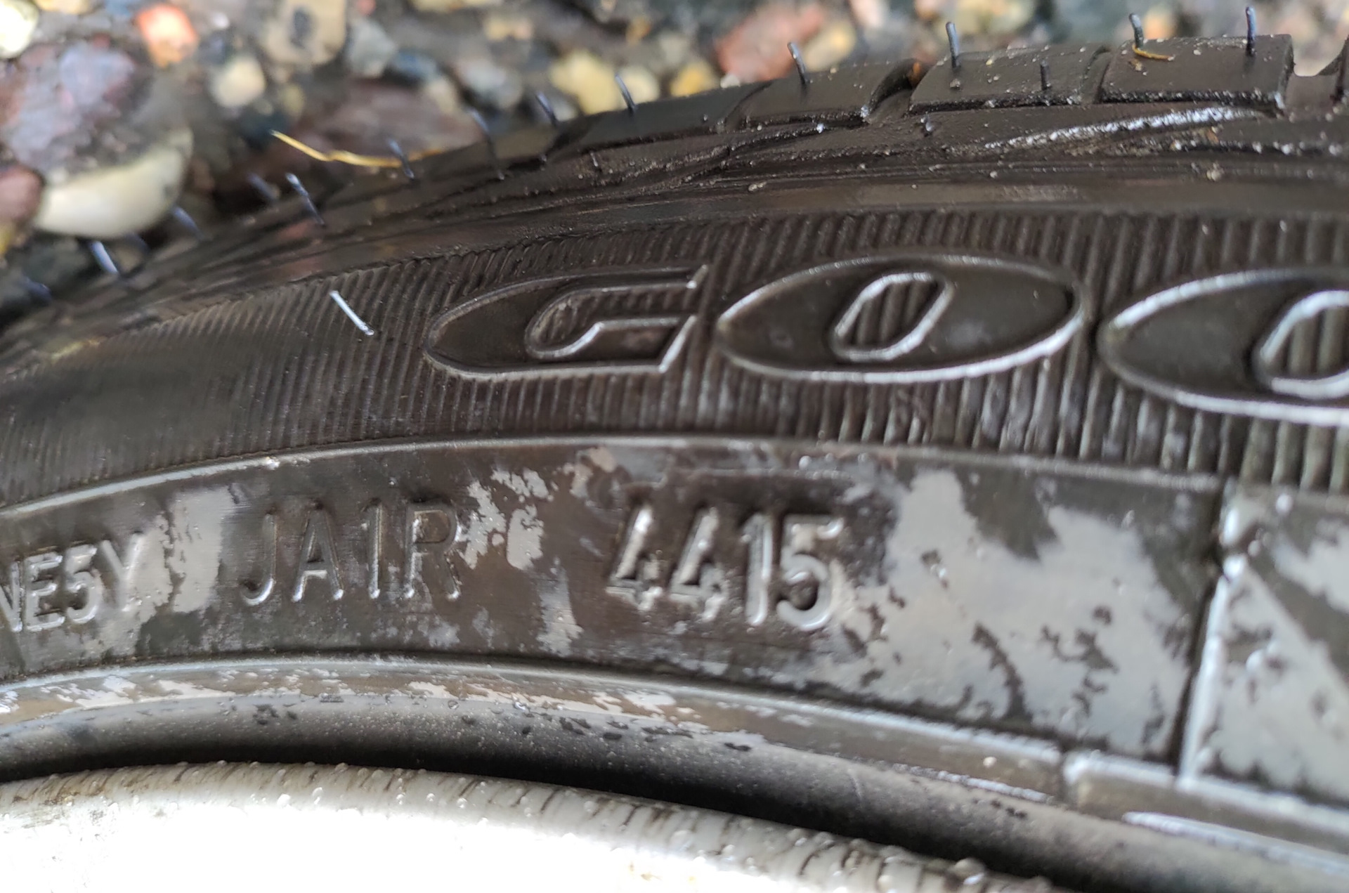 Goodyear runflat. Обозначение RUNFLAT на шине Goodyear. Шрифт \надпись RUNFLAT.