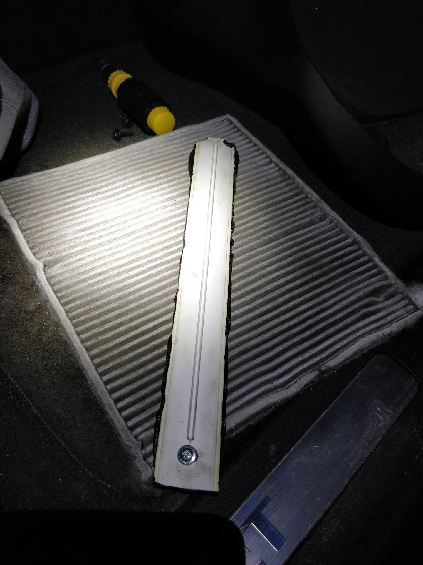 Замена салонного фильтра Chevrolet Captiva 2.2D С140 - Chevrolet Captiva (1G), 2